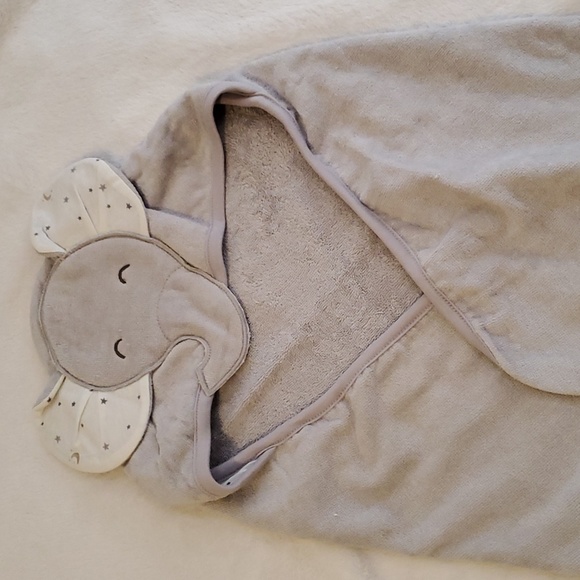 Brand New Carter's cute elephant hooded towel - Picture 1 of 9